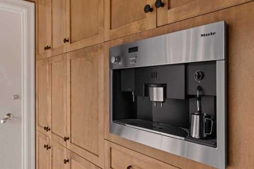 3S-222 Eagle Ridge Drive Sw, Calgary, AB - Indoor Photo Showing Kitchen