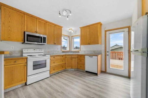 22 Lanterman Close, Red Deer, AB - Indoor Photo Showing Kitchen