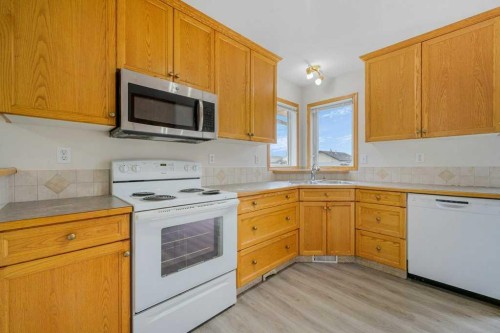 22 Lanterman Close, Red Deer, AB - Indoor Photo Showing Kitchen