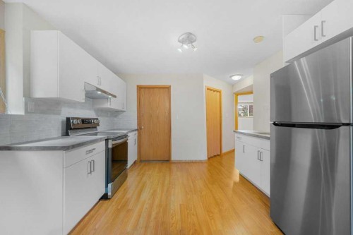 22 Lanterman Close, Red Deer, AB - Indoor Photo Showing Kitchen With Upgraded Kitchen