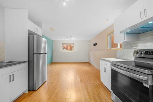 22 Lanterman Close, Red Deer, AB - Indoor Photo Showing Kitchen
