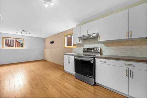 22 Lanterman Close, Red Deer, AB - Indoor Photo Showing Kitchen