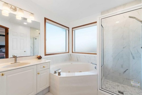 43 Edgebrook Cove Nw, Calgary, AB - Indoor Photo Showing Bathroom