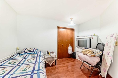131 Varsity Estates Terrace Nw, Calgary, AB - Indoor Photo Showing Bedroom
