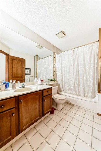 131 Varsity Estates Terrace Nw, Calgary, AB - Indoor Photo Showing Bathroom
