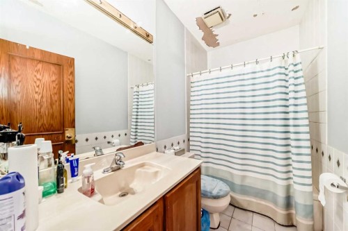 131 Varsity Estates Terrace Nw, Calgary, AB - Indoor Photo Showing Bathroom