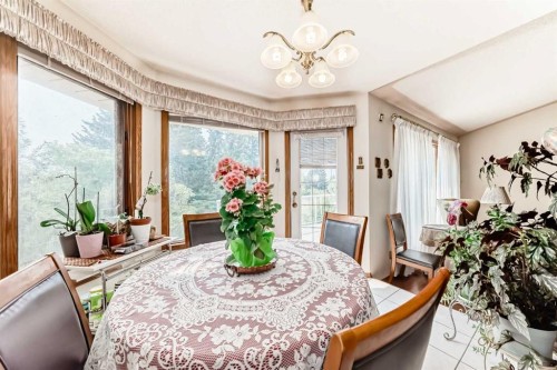 131 Varsity Estates Terrace Nw, Calgary, AB - Indoor Photo Showing Dining Room