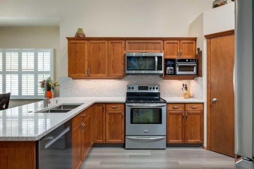 258 Millview Gardens Sw, Calgary, AB - Indoor Photo Showing Kitchen With Double Sink