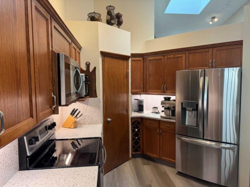 258 Millview Gardens Sw, Calgary, AB - Indoor Photo Showing Kitchen