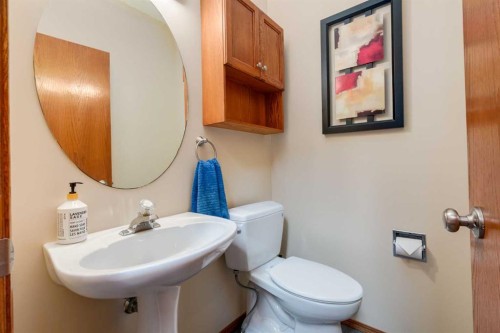 258 Millview Gardens Sw, Calgary, AB - Indoor Photo Showing Bathroom