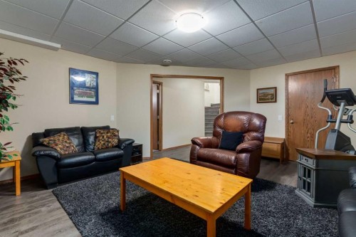 258 Millview Gardens Sw, Calgary, AB - Indoor Photo Showing Living Room