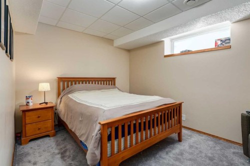 258 Millview Gardens Sw, Calgary, AB - Indoor Photo Showing Bedroom