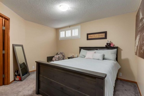 258 Millview Gardens Sw, Calgary, AB - Indoor Photo Showing Bedroom