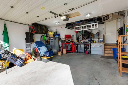 258 Millview Gardens Sw, Calgary, AB - Indoor Photo Showing Garage