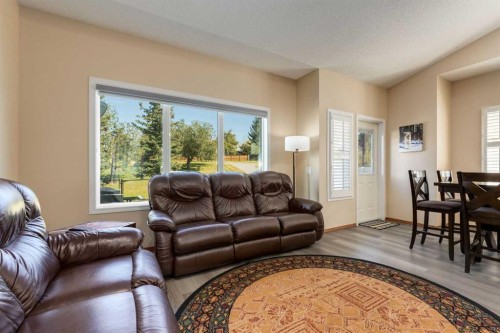 258 Millview Gardens Sw, Calgary, AB - Indoor Photo Showing Living Room