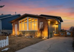 15 Beaconsfield Place NW Calgary, AB T3K 1W8
