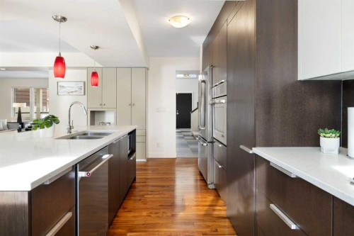 3323 Upton Place Nw, Calgary, AB - Indoor Photo Showing Kitchen With Double Sink With Upgraded Kitchen