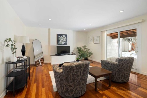 3323 Upton Place Nw, Calgary, AB - Indoor Photo Showing Living Room