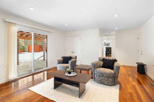 3323 Upton Place Nw, Calgary, AB - Indoor Photo Showing Living Room