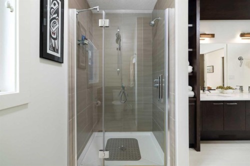 3323 Upton Place Nw, Calgary, AB - Indoor Photo Showing Bathroom
