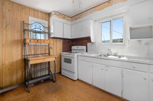 4503 Bowness Road Nw, Calgary, AB - Indoor Photo Showing Kitchen