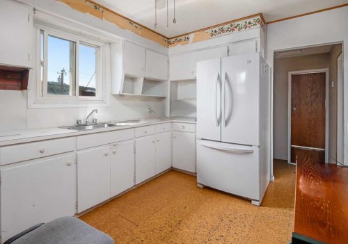 4503 Bowness Road Nw, Calgary, AB - Indoor Photo Showing Kitchen