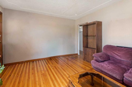 4503 Bowness Road Nw, Calgary, AB - Indoor Photo Showing Other Room