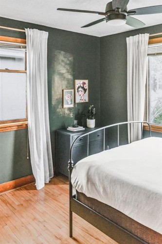 232 21 Avenue Ne, Calgary, AB - Indoor Photo Showing Bedroom