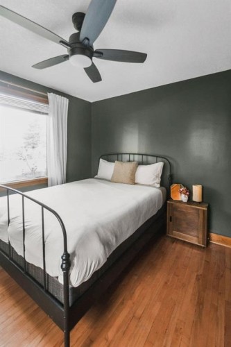 232 21 Avenue Ne, Calgary, AB - Indoor Photo Showing Bedroom