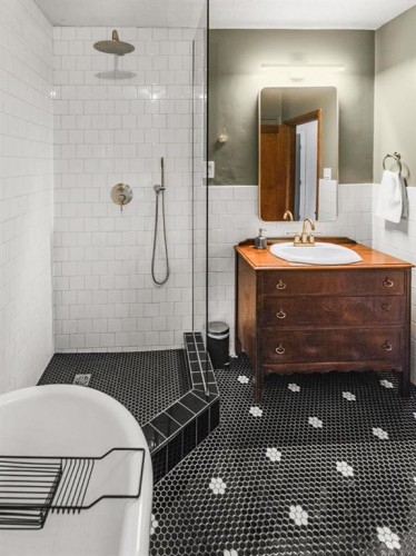 232 21 Avenue Ne, Calgary, AB - Indoor Photo Showing Bathroom