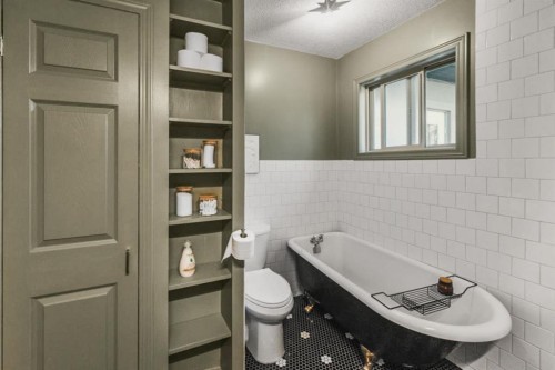 232 21 Avenue Ne, Calgary, AB - Indoor Photo Showing Bathroom