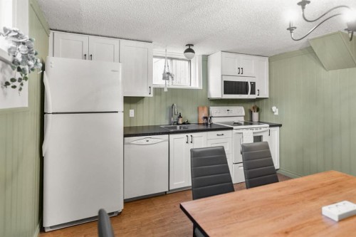 232 21 Avenue Ne, Calgary, AB - Indoor Photo Showing Kitchen