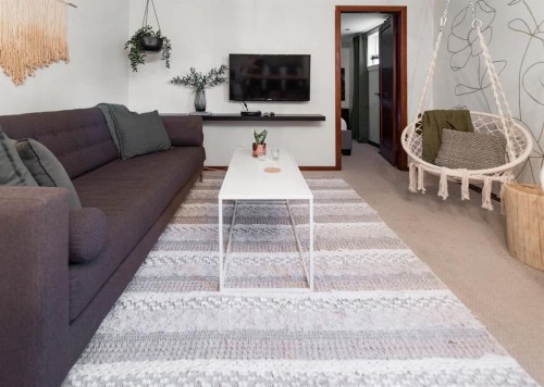 232 21 Avenue Ne, Calgary, AB - Indoor Photo Showing Living Room