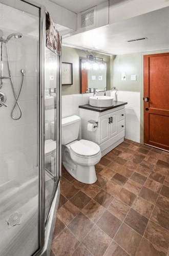 232 21 Avenue Ne, Calgary, AB - Indoor Photo Showing Bathroom