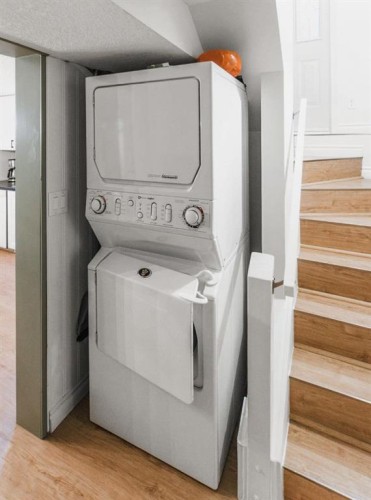 232 21 Avenue Ne, Calgary, AB - Indoor Photo Showing Laundry Room