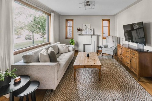 232 21 Avenue Ne, Calgary, AB - Indoor Photo Showing Living Room