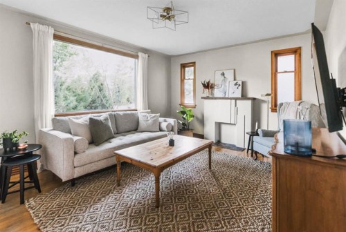 232 21 Avenue Ne, Calgary, AB - Indoor Photo Showing Living Room