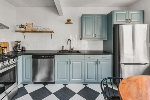 232 21 Avenue Ne, Calgary, AB - Indoor Photo Showing Kitchen With Stainless Steel Kitchen