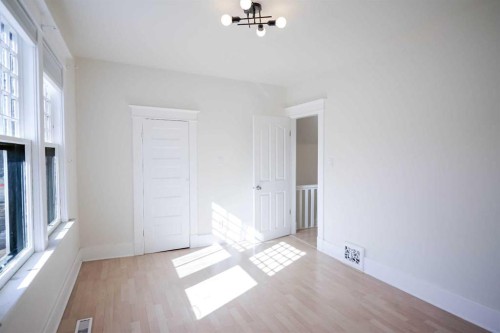 434 Memorial Drive Nw, Calgary, AB - Indoor Photo Showing Other Room