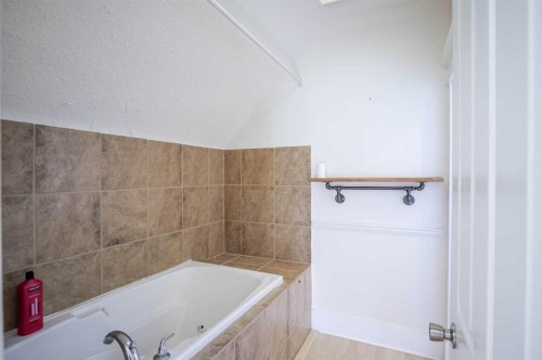 434 Memorial Drive Nw, Calgary, AB - Indoor Photo Showing Bathroom