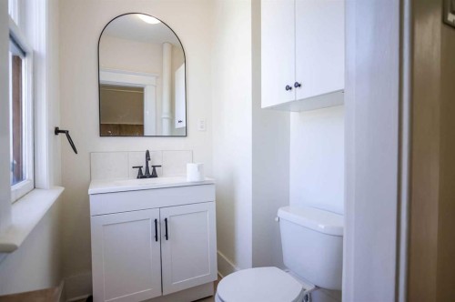 434 Memorial Drive Nw, Calgary, AB - Indoor Photo Showing Bathroom