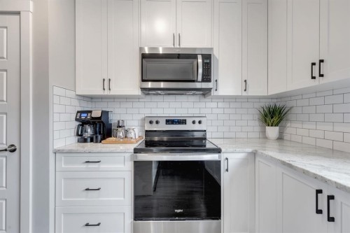 11 Sage Bluff Gate Nw, Calgary, AB - Indoor Photo Showing Kitchen With Upgraded Kitchen
