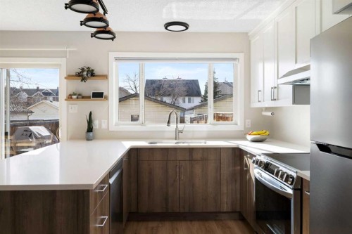 9 Elgin Mews Se, Calgary, AB - Indoor Photo Showing Kitchen With Upgraded Kitchen