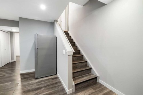 9 Elgin Mews Se, Calgary, AB - Indoor Photo Showing Other Room