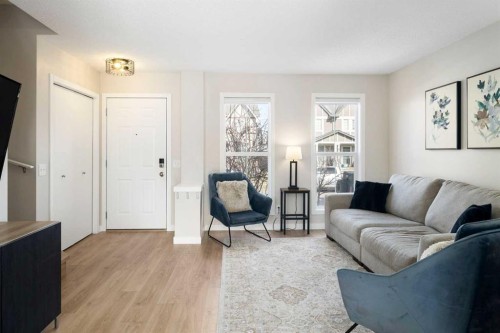 9 Elgin Mews Se, Calgary, AB - Indoor Photo Showing Living Room
