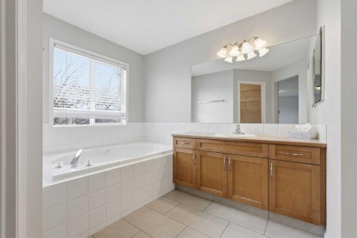 15172 Prestwick Boulevard Se, Calgary, AB - Indoor Photo Showing Bathroom