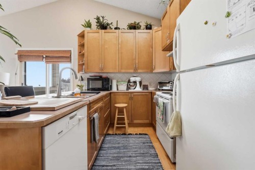 15172 Prestwick Boulevard Se, Calgary, AB - Indoor Photo Showing Kitchen