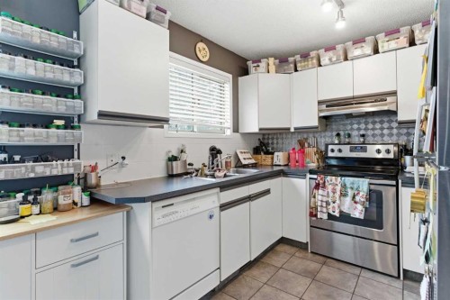 59 Abbeydale Villas Ne, Calgary, AB - Indoor Photo Showing Kitchen