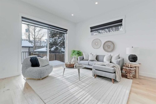523 55 Avenue Sw, Calgary, AB - Indoor Photo Showing Living Room