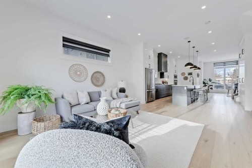 523 55 Avenue Sw, Calgary, AB - Indoor Photo Showing Living Room